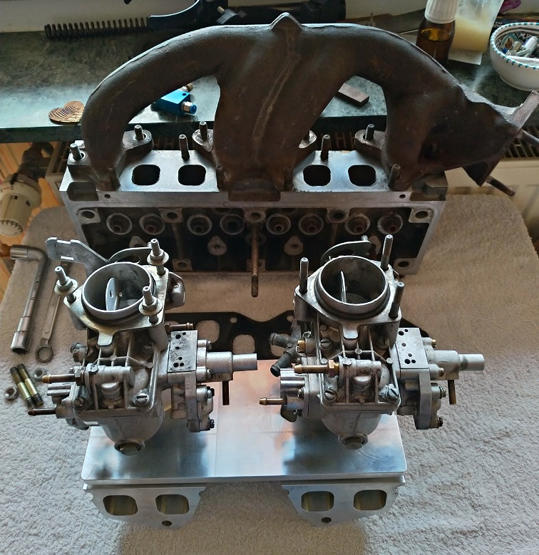 Photographie des pièces principales de l'admission conçue sur mesure pour la Renault Super 5 GT Turbo avec les deux carburateurs montés